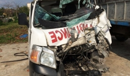 Xe tải va xe cứu thương, 7 người nhập viện